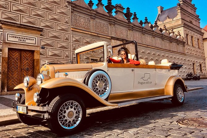 1,5 hour oldtimer convertible Prague sightseeing tour - Charles Bridge and Prague’s river views