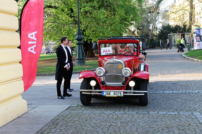 1,5 hour oldtimer convertible Prague sightseeing tour - Dancing House, National Theatre, and Charles Square