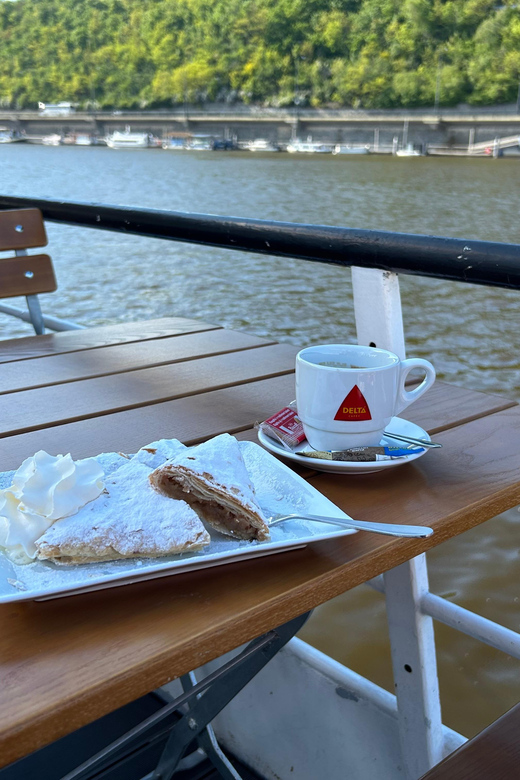 1 hour boat cruise with fragrant coffee and homemade strudel - Choosing the right time and season