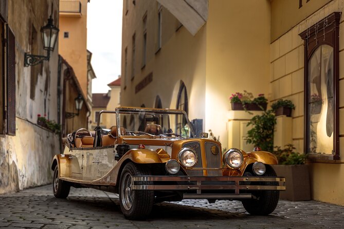 1 hour Old timer Convertible Prague Sightseeing Tour - The Dancing House and the riverfront