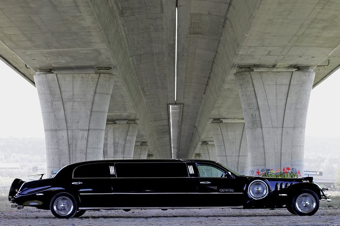 1 hour ride in vintage limousine - Starting in Prague city center