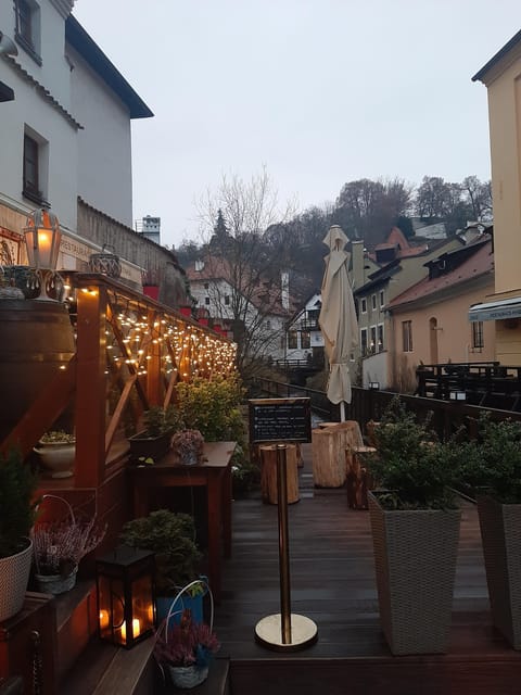 1000 years of history! Evening walking foodie tour - Meeting at Prague Castle