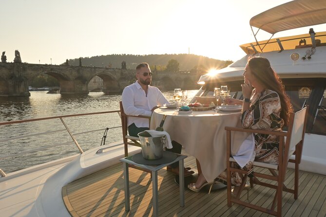 3-hour private cruise in Prague for 10 people - Prague Castle in the changing light