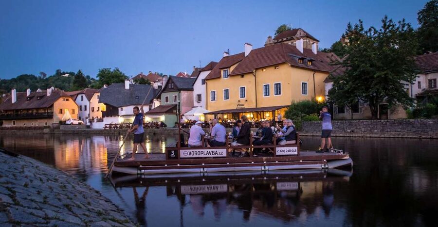 Český Krumlov: Advent Wooden Raft River Cruise - What happens during the 30-minute route