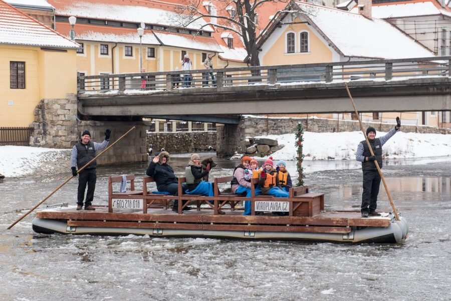 Český Krumlov: Advent Wooden Raft River Cruise - The views from the wooden raft
