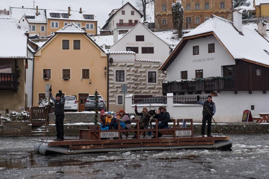 Český Krumlov: Advent Wooden Raft River Cruise - Who will enjoy this raft cruise?