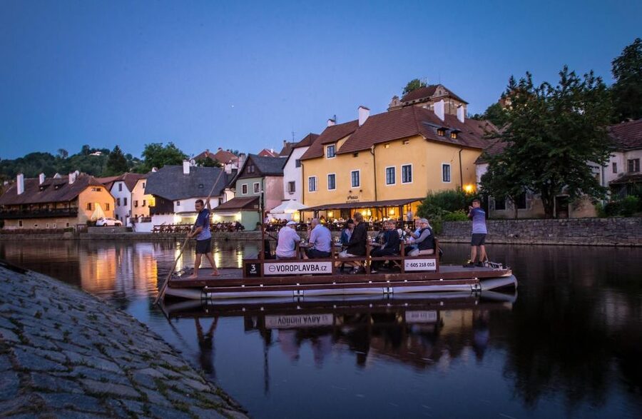 Český Krumlov: Advent Wooden Raft River Cruise - Starting at Rožmberská bašta and Krumlovské Benátky