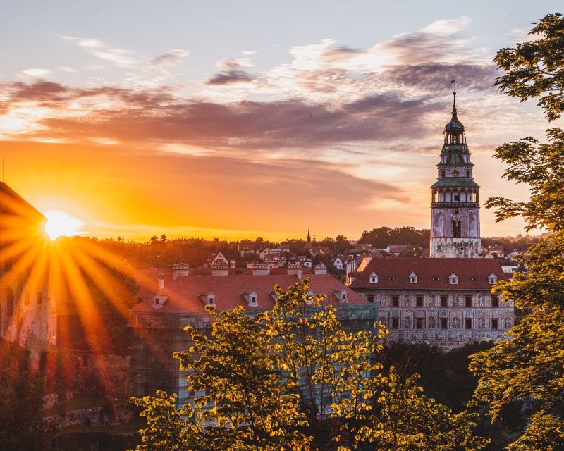 Český Krumlov: Half-Day Medieval Architecture Walking Tour - Entering the Castle Through Five Courtyards