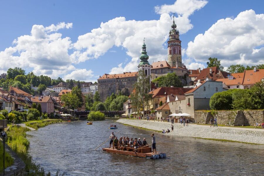 Český Krumlov: Wooden Raft River Cruise - What happens during the 50-minute route