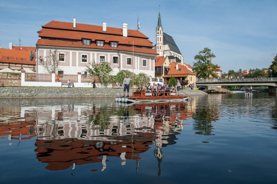 Český Krumlov: Wooden Raft River Cruise - The landmark views, one by one