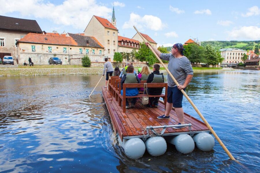 Český Krumlov: Wooden Raft River Cruise - A drink at Krumlovské Benátky