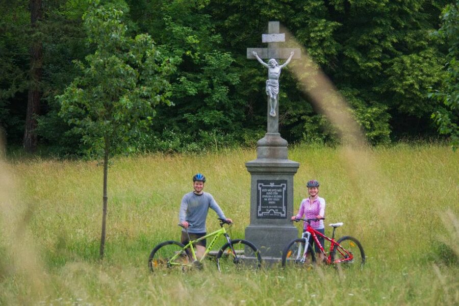 E-Bike Day Trip: Visit a Roman Castle and Taste Craft Beer - Vseradice Microbrewery: Goulash, Dumplings, and Local Beer