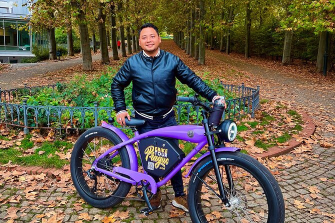 E-BIKE TOUR: 10 Must-See Landmarks & Viewpoints in Prague 1-8per. - Prague Castle and the hill parks