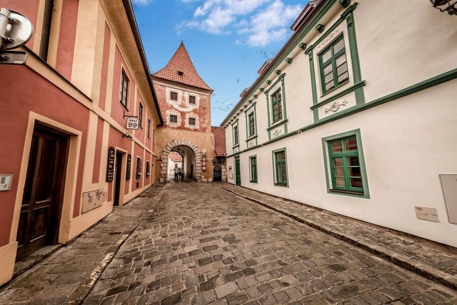 Fabulous Krumlov 💚💛🩷🩵💜 - Red roofs, curved lanes, and small houses