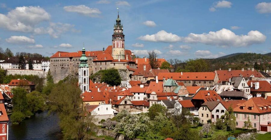 From Prague: Full-Day Český Krumlov Tour with Lunch - Walking Český Krumlov with a guide