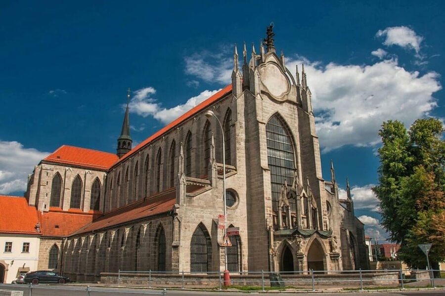 From Prague: Kutna Hora private Day Tour by car - Sedlec Ossuary and the Assumption church