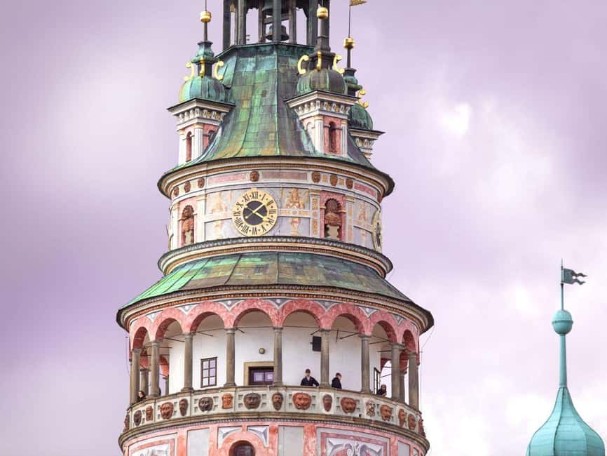 From Prague to the fabulous Cesky Krumlov:fullday experience - A 1.5-hour walk through the old town