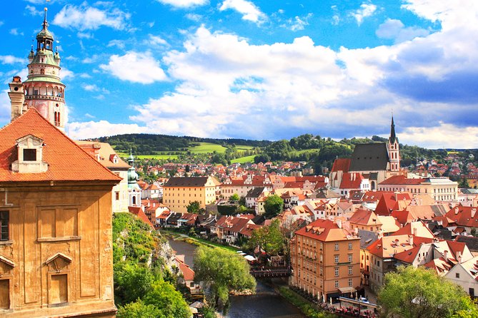Full-Day Trip to Český Krumlov from Prague - Guides, group size, and organization