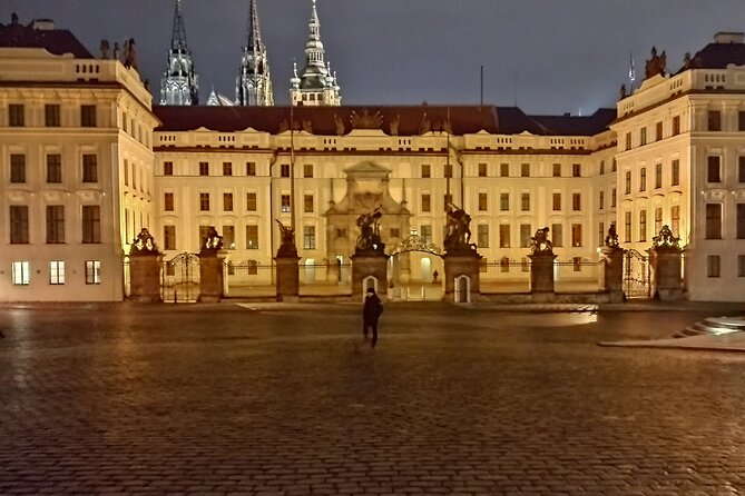 Guided Old Town & Jewish quarter Walking Tour Prague (Tip-based) - Guides, pace, and what the feedback tells you