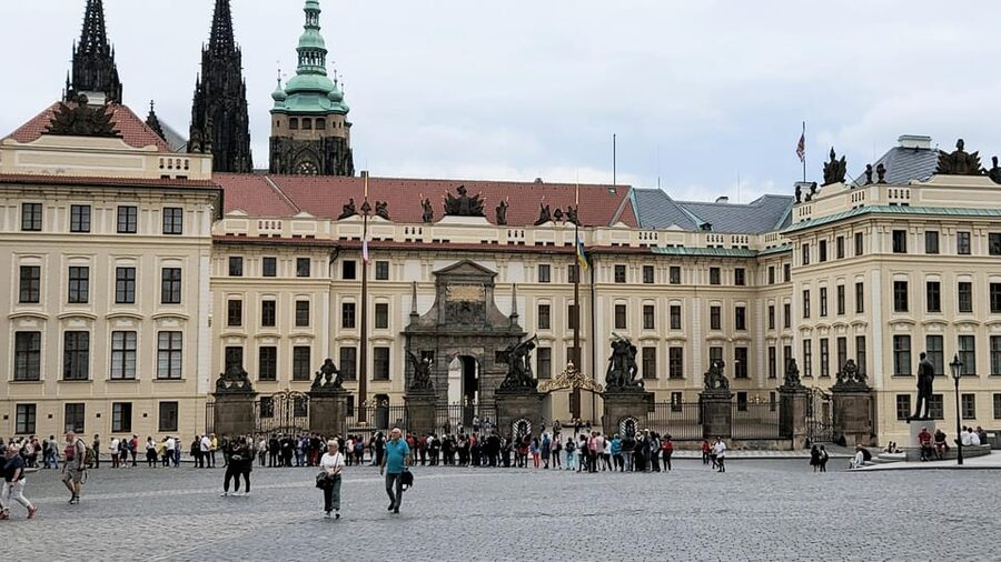 Guided walking tour Prague: include Prazskiy Castle - Lesser Town and the John Lennon Wall