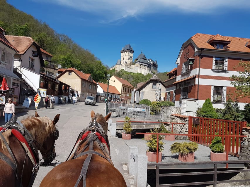 Karlštejn castle by horse carriage - What the $218 group price really means