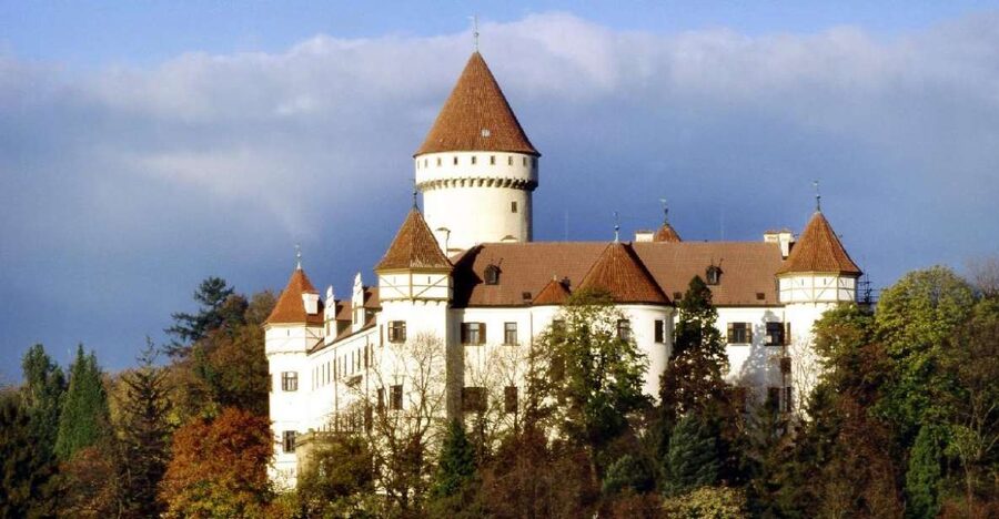 Konopiště: Chateau Tour from Prague - Walking from the Parking Area to the Chateau