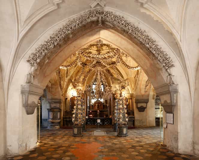 Kutná Hora: Sedlec Ossuary Skip-the-Line Ticket & Audioguide - The five-minute walk to the cathedral
