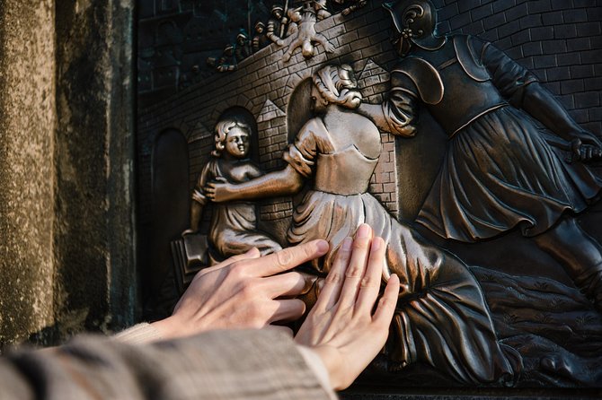 Photo Walking Tour in Prague - Raifa Slota’s approach to posing and candid photos