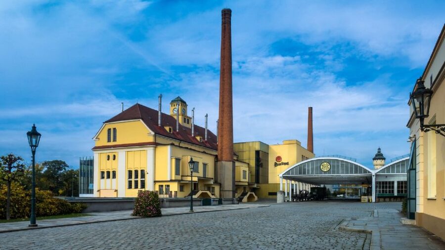 Pilsner brewery tour incl beer tasting & Czech town Pilsen - The large synagogue adds another layer