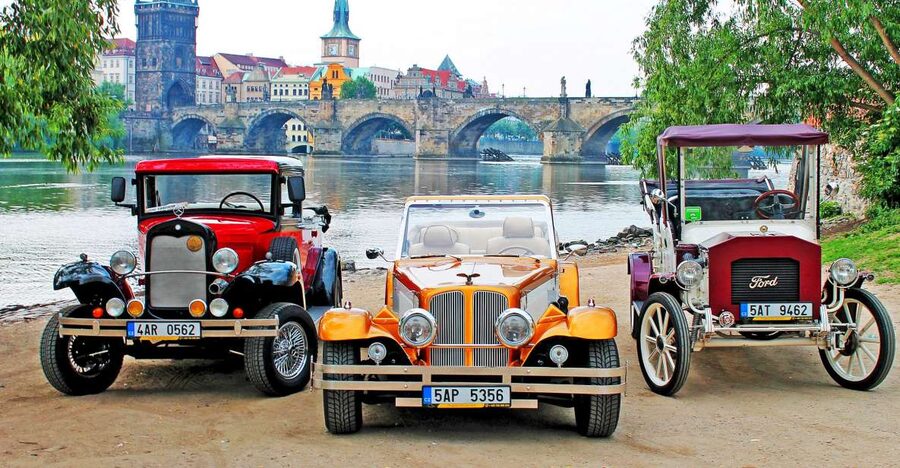 Prague: 1.5–Hour Vintage Car Tour - Live guides, recorded commentary, and the sound problem