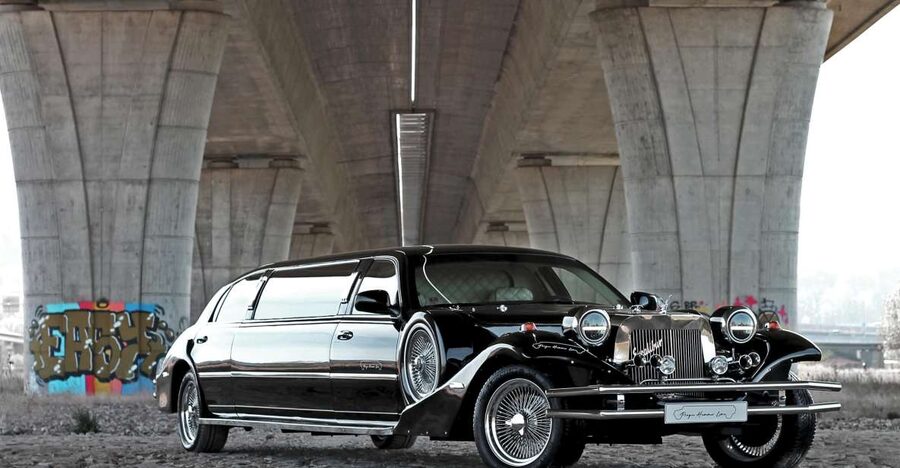 Prague: 1-Hour Vintage Limousine Rental - Inside the vintage limousine
