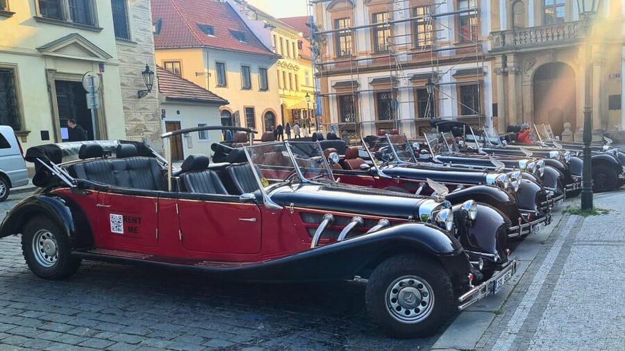 Prague: 120min Private Tour in Vintage Car, up to 6people! - Crossing the city toward Prague Castle