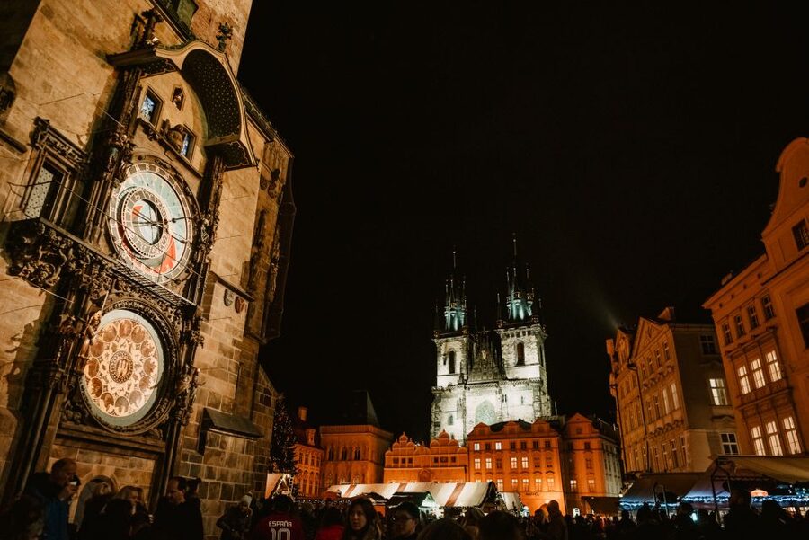 Prague: 2-3h Magical Christmas Markets Tour with Inclusions - What the guides add to the walk