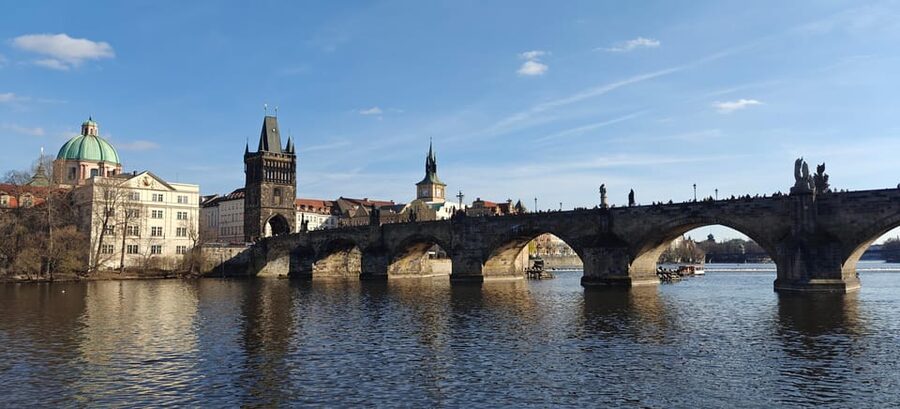 Prague: 2-Hour Historic Boat Cruise with Delicious Lunch - Prague Castle from below