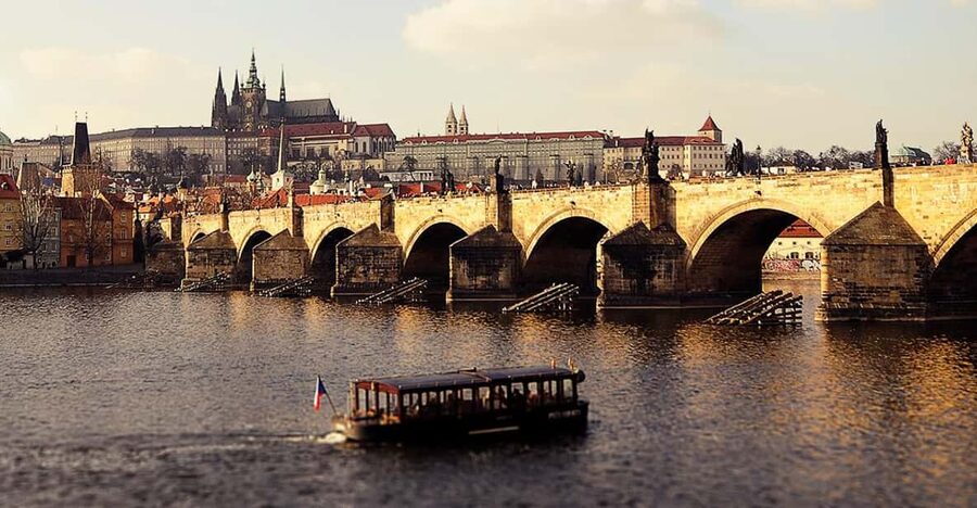 Prague: 2 hours city tour + 1 hour boat cruise - Starting near Municipal House