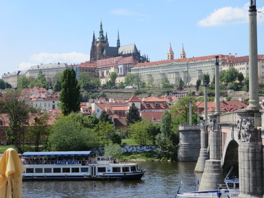 Prague: 3-hour Evening River Cruise with Dinner - Practical details that can save your evening