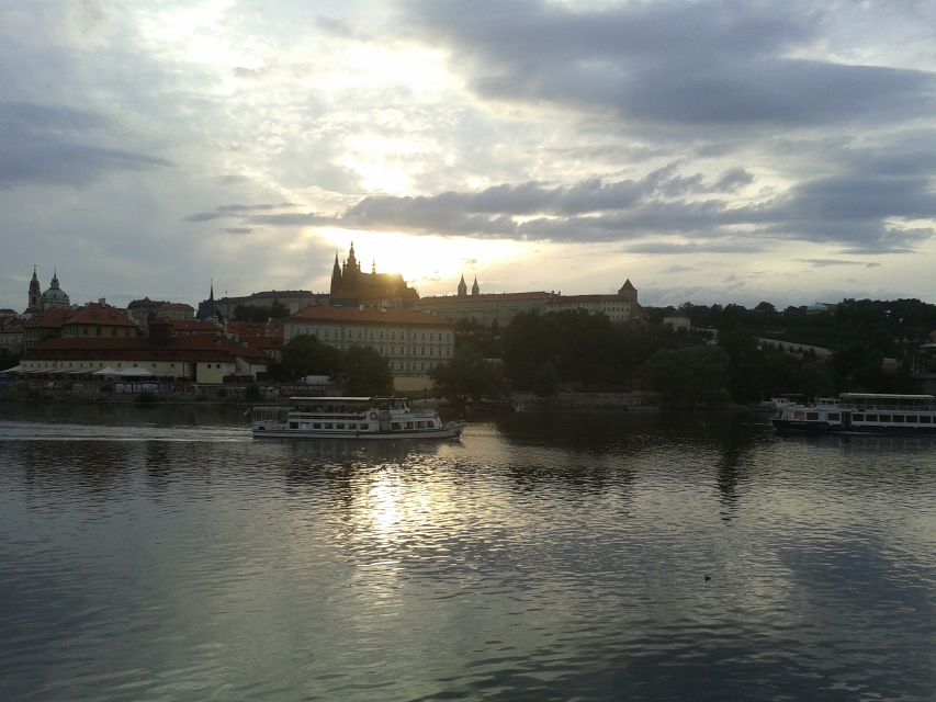 Prague: 3-hour Evening River Cruise with Dinner - A three-hour route through Prague after sunset