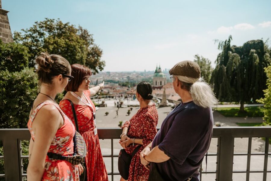 Prague: 3h Private Tour of Prague Castle, Admission Incl. - Meeting your guide and getting to the castle