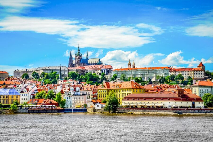 Prague: 45-Minute Sightseeing Cruise to Devil's Channel - Comfort, Capacity, and Winter Conditions