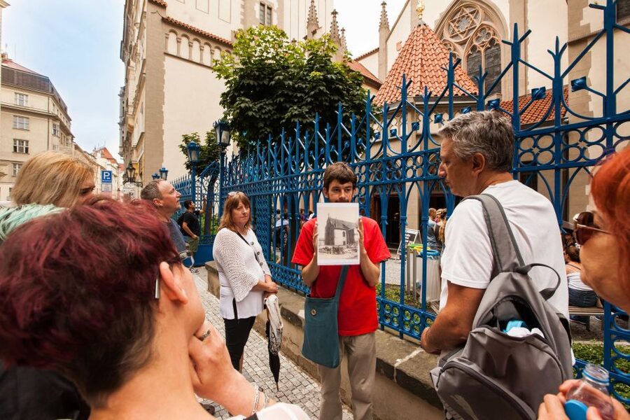 Prague: 6-Hour City Tour including Cruise and Lunch - Walking demands and group size