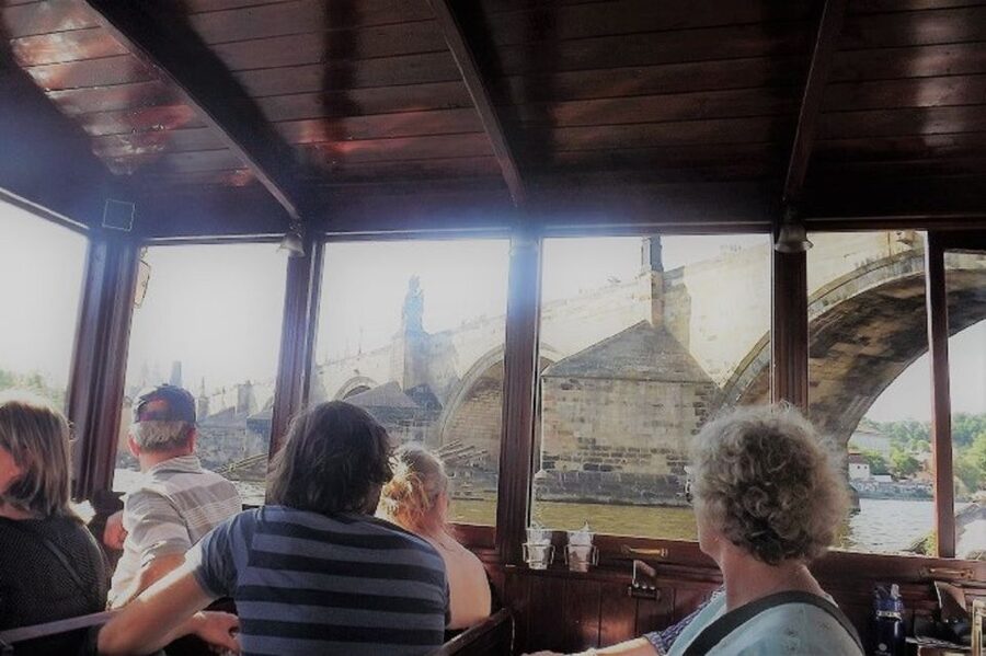 Prague: 6-Hour Tour with River Boat Cruise and Lunch - Key points at a glance