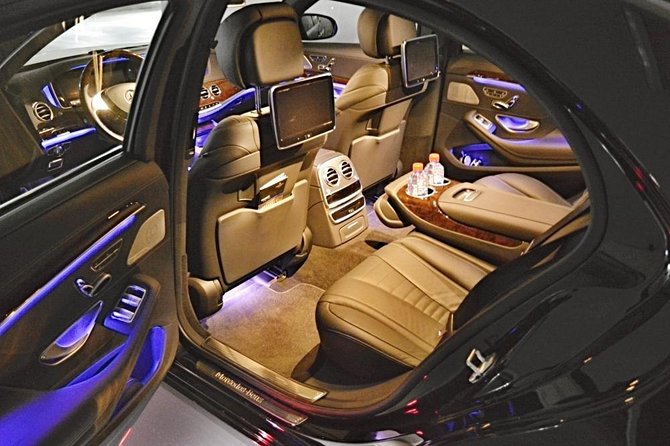 Prague airport luxury transfer by a Mercedes Benz S class - Help with luggage and door-to-door arrival