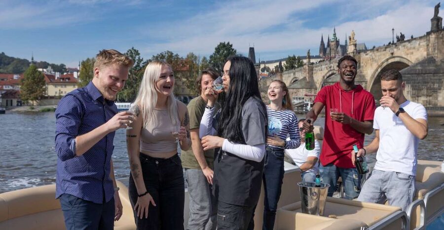 Prague: Beer Boat Tour - Choosing Budvar, Prosecco, or cider