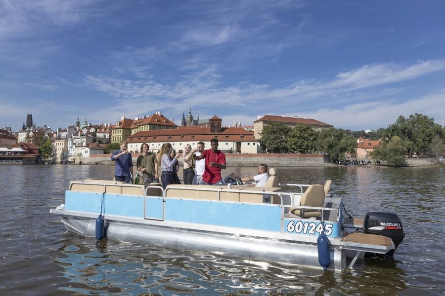 Prague: Beer Boat Tour - One hour between Charles Bridge and Prague Castle