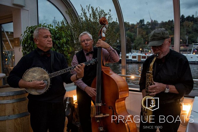 Prague Boats 3-hour Dinner Cruise - Live music and the question of atmosphere