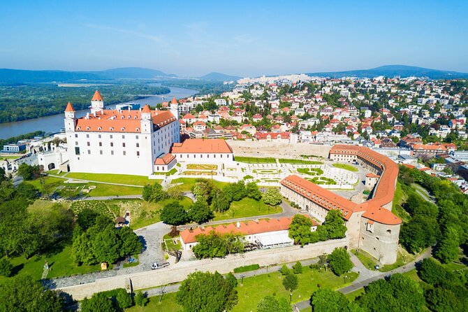Prague-Budapest One-Way Sightseeing Day Tour - Guide quality makes or breaks the experience