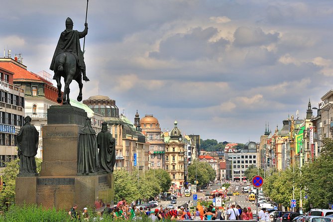 Prague: Bus Tour, Walking Tour, River Cruise and Lunch - The guides make or break the experience