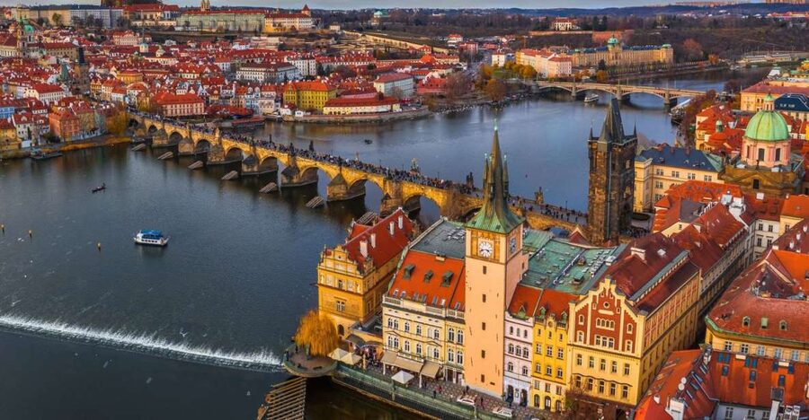 Prague: Castle and Jewish Quarter Tour with Cruise and Lunch - A Czech lunch with beer included