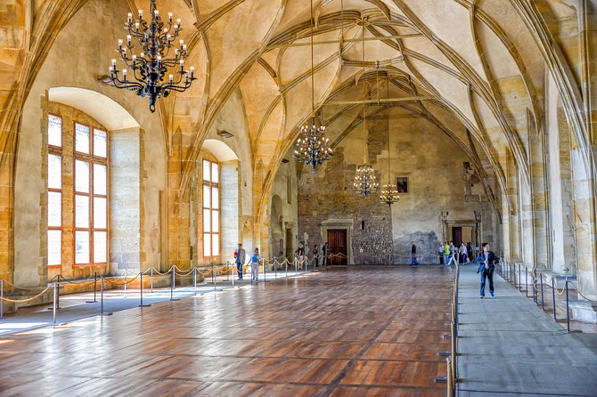 Prague Castle: Brief Introduction & Entrance Ticket - Group size, timing, and practical planning