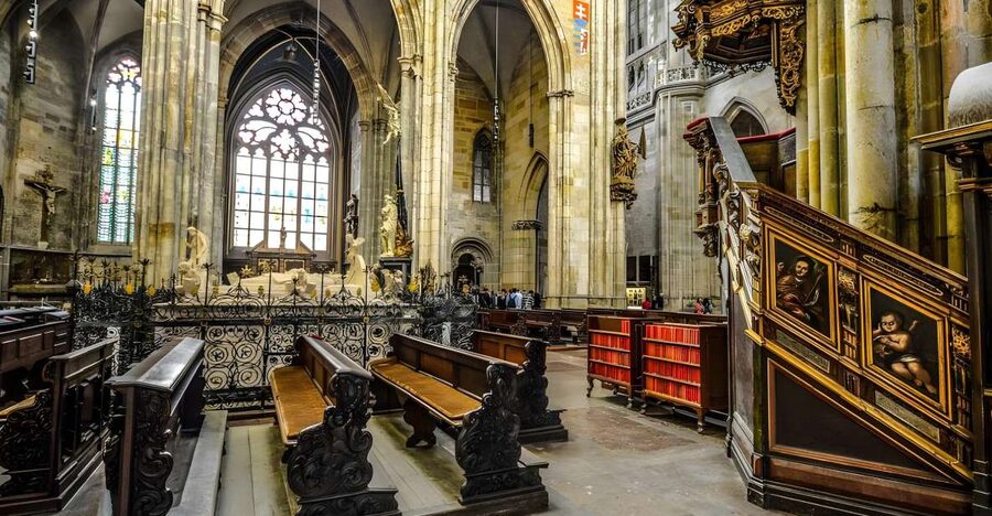Prague Castle: Royal Palace, Cathedral, and Golden Lane Tour - Why Prague Castle works best with a guide